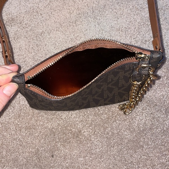 Michael Kors belt wallet/small purse with zipper closure - Picture 2 of 3